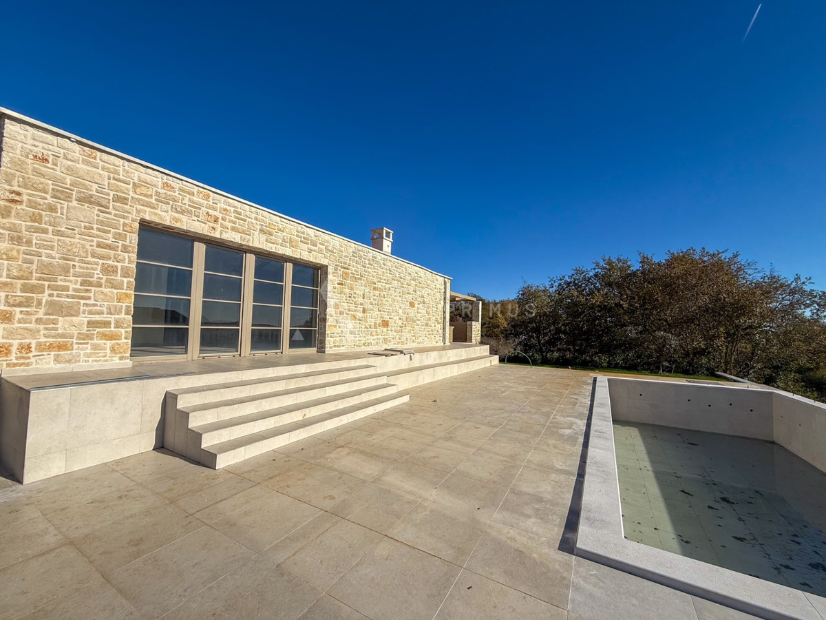 LUKSUZNA VILA, OKOLICA POREČA – MIR, ELEGANCIJA I POGLED NA MORE