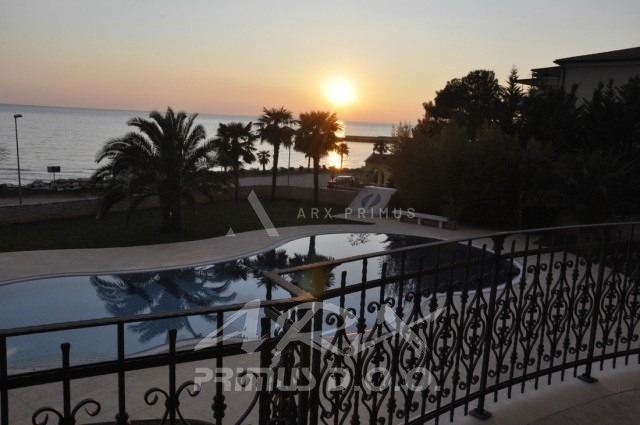 URBANA VILA S BAZENOM