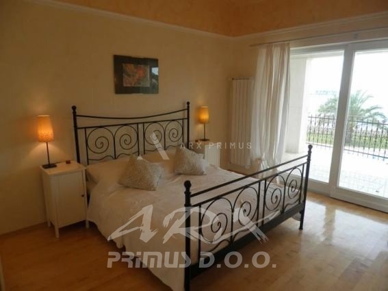 URBANA VILA S BAZENOM