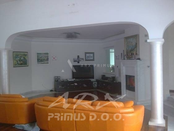 URBANA VILA S BAZENOM