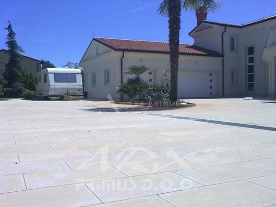 URBANA VILA S BAZENOM