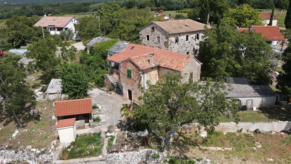Imanje u blizini Oprtlja okruženo zelenilom