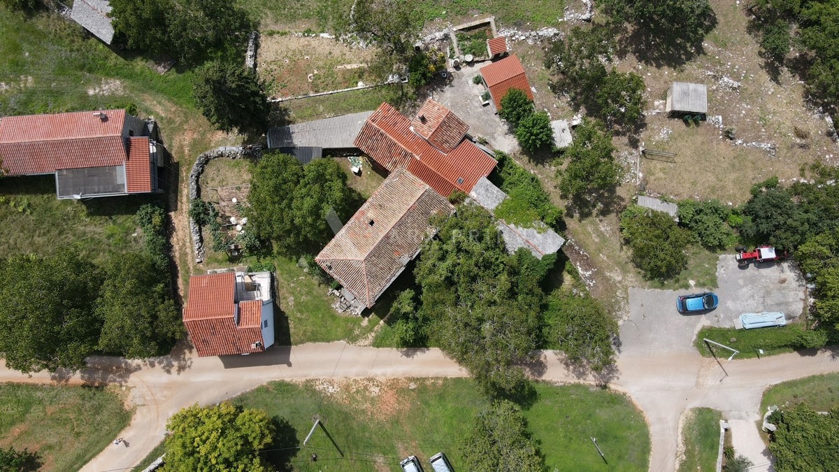 Imanje u blizini Oprtlja okruženo zelenilom