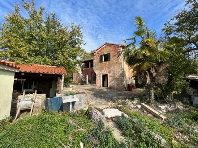 Imanje u blizini Oprtlja okruženo zelenilom