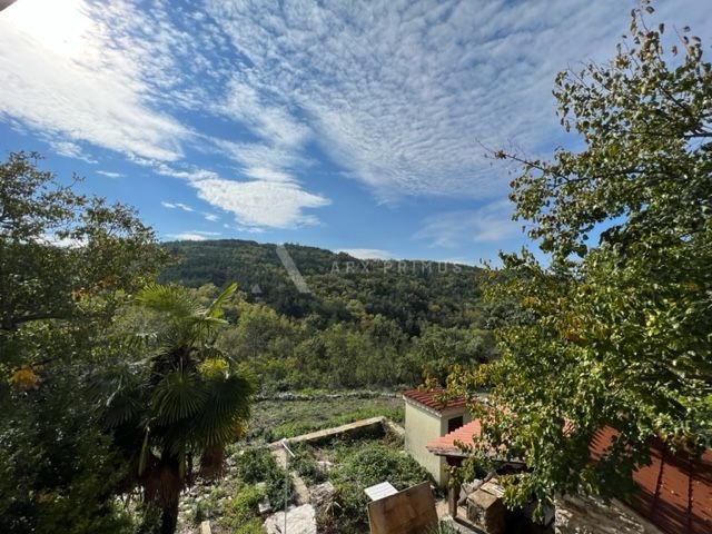 Imanje u blizini Oprtlja okruženo zelenilom