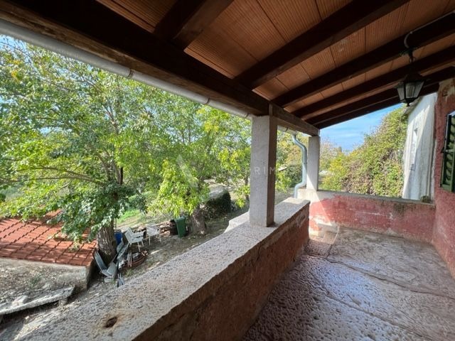 Imanje u blizini Oprtlja okruženo zelenilom