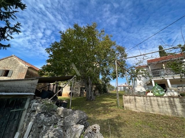 Imanje u blizini Oprtlja okruženo zelenilom