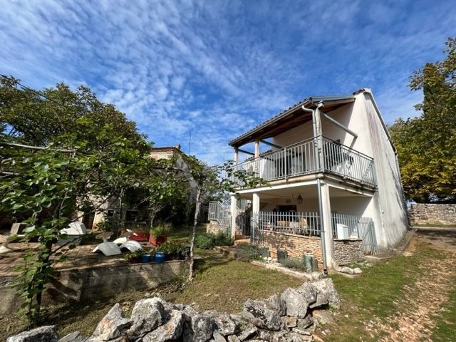 Imanje u blizini Oprtlja okruženo zelenilom