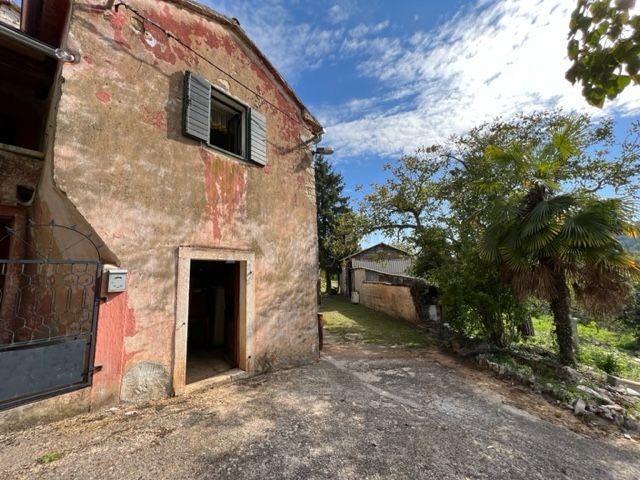 Imanje u blizini Oprtlja okruženo zelenilom