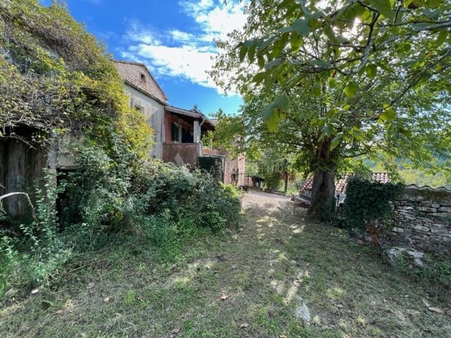 Imanje u blizini Oprtlja okruženo zelenilom