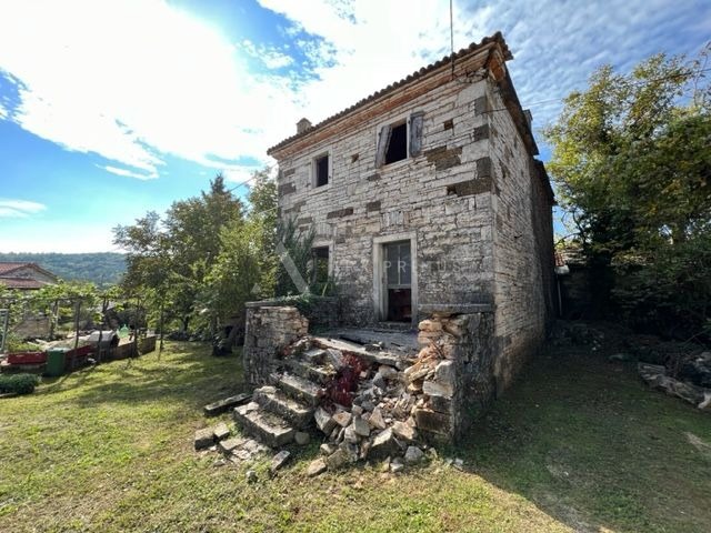 Imanje u blizini Oprtlja okruženo zelenilom