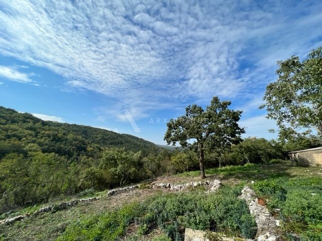 Imanje u blizini Oprtlja okruženo zelenilom