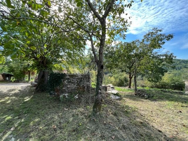 Imanje u blizini Oprtlja okruženo zelenilom