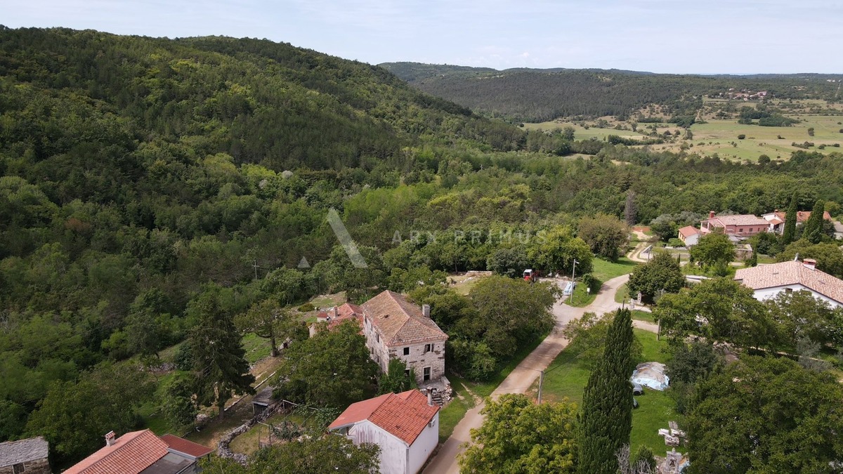 Imanje u blizini Oprtlja okruženo zelenilom