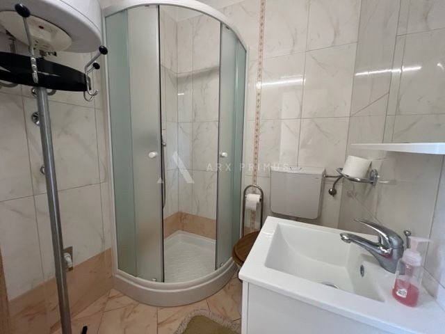 Samostojeća kuća na velikoj parceli okružena zelenilom, Finida, Umag