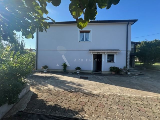 Samostojeća kuća na velikoj parceli okružena zelenilom, Finida, Umag