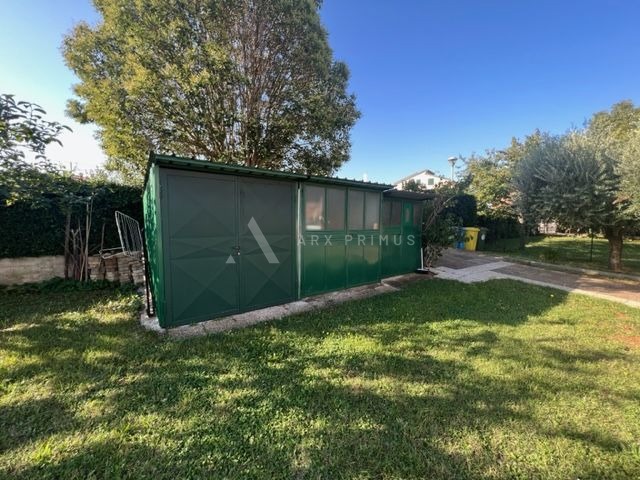 Samostojeća kuća na velikoj parceli okružena zelenilom, Finida, Umag