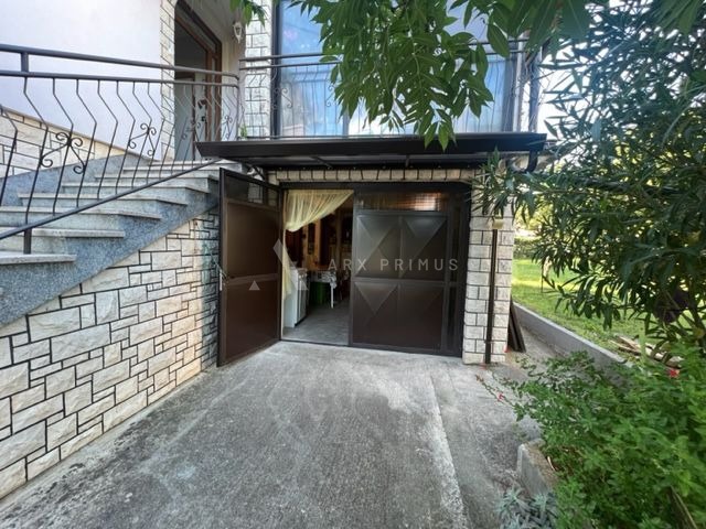 Samostojeća kuća na velikoj parceli okružena zelenilom, Finida, Umag