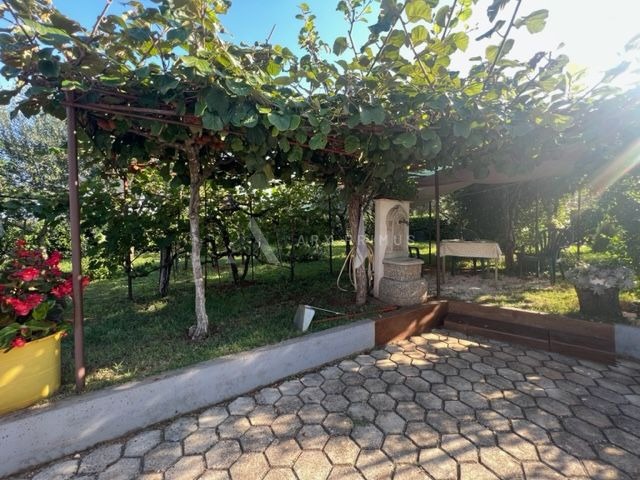 Samostojeća kuća na velikoj parceli okružena zelenilom, Finida, Umag