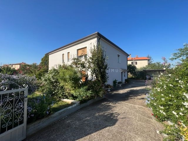 Samostojeća kuća na velikoj parceli okružena zelenilom, Finida, Umag