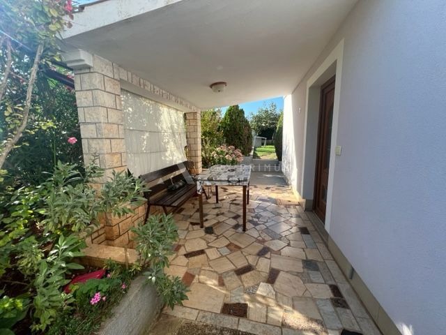 Samostojeća kuća na velikoj parceli okružena zelenilom, Finida, Umag