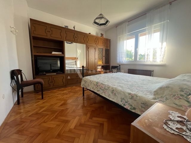 Samostojeća kuća na velikoj parceli okružena zelenilom, Finida, Umag