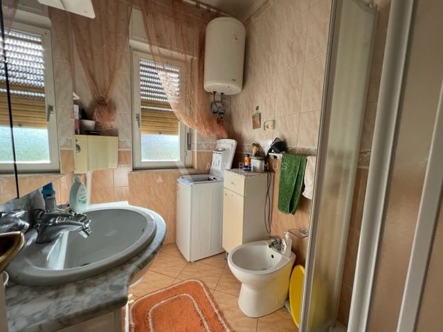 Samostojeća kuća na velikoj parceli okružena zelenilom, Finida, Umag