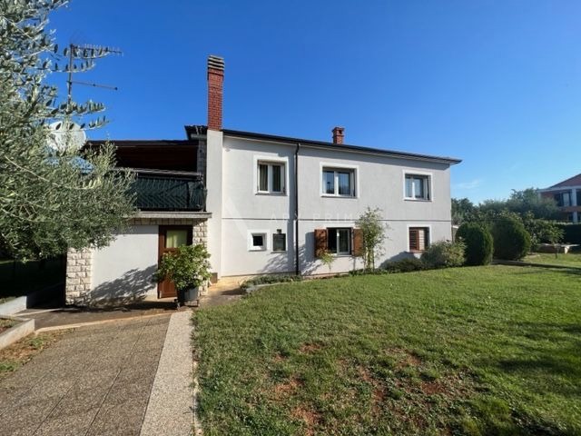 Samostojeća kuća na velikoj parceli okružena zelenilom, Finida, Umag