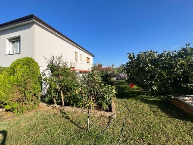 Samostojeća kuća na velikoj parceli okružena zelenilom, Finida, Umag