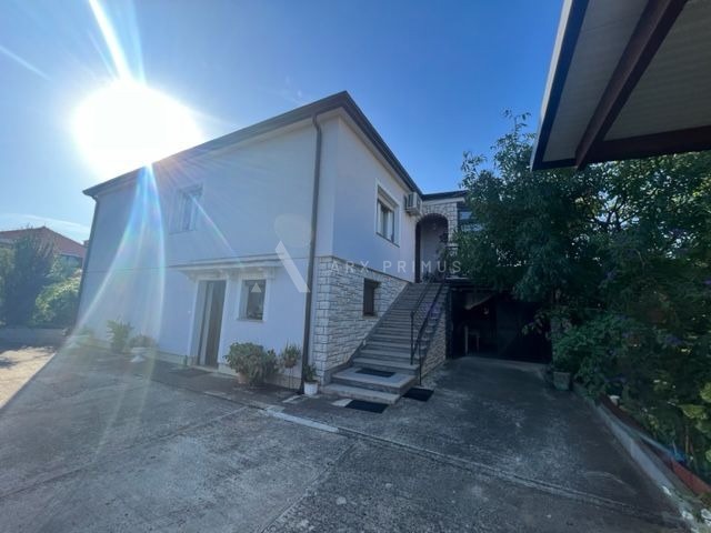 Samostojeća kuća na velikoj parceli okružena zelenilom, Finida, Umag