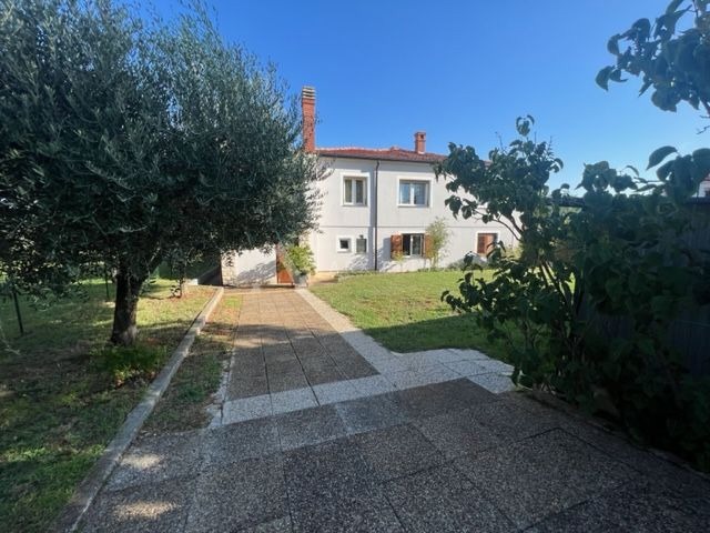 Samostojeća kuća na velikoj parceli okružena zelenilom, Finida, Umag