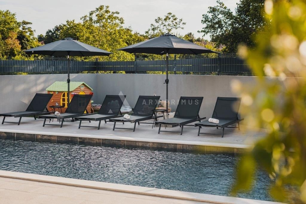 Kuća sa 3 stana i bazenom, Čepljani