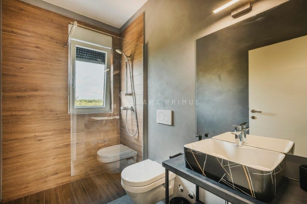 Kuća sa 3 stana i bazenom, Čepljani