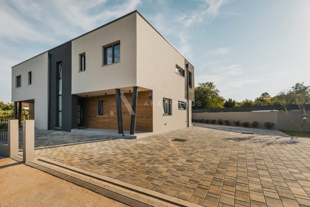 Kuća sa 3 stana i bazenom, Čepljani