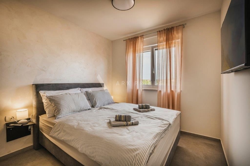 Kuća sa 3 stana i bazenom, Čepljani