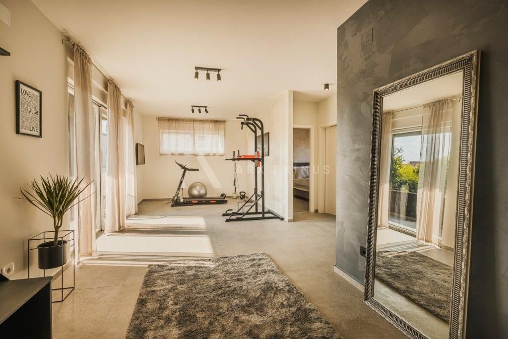 Kuća sa 3 stana i bazenom, Čepljani