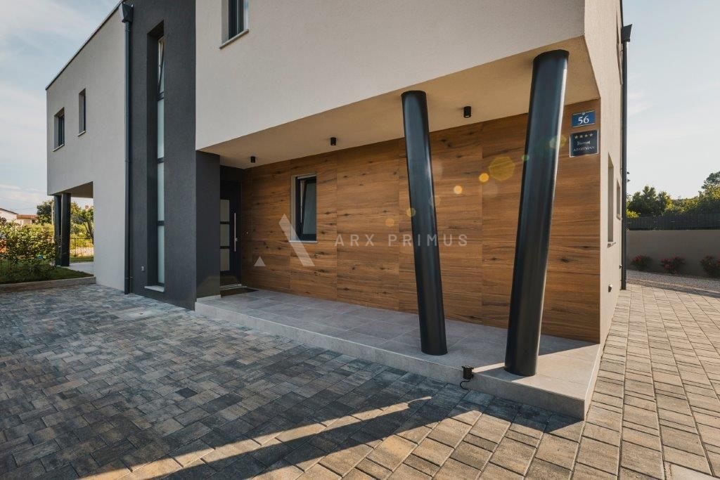 Kuća sa 3 stana i bazenom, Čepljani