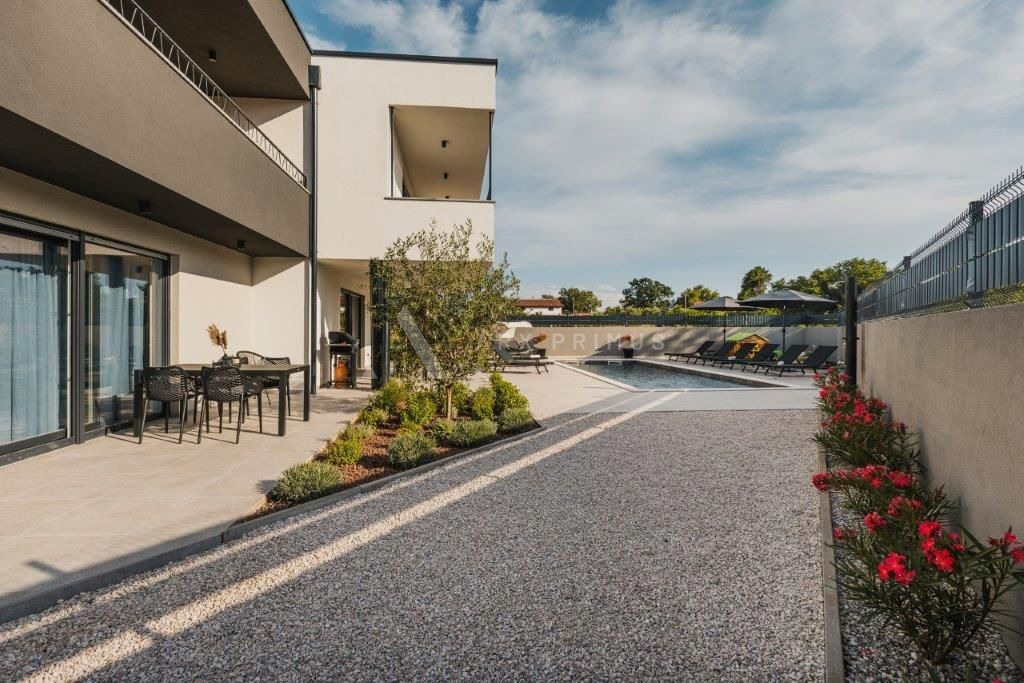 Kuća sa 3 stana i bazenom, Čepljani