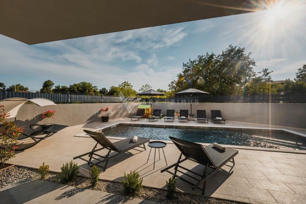 Kuća sa 3 stana i bazenom, Čepljani