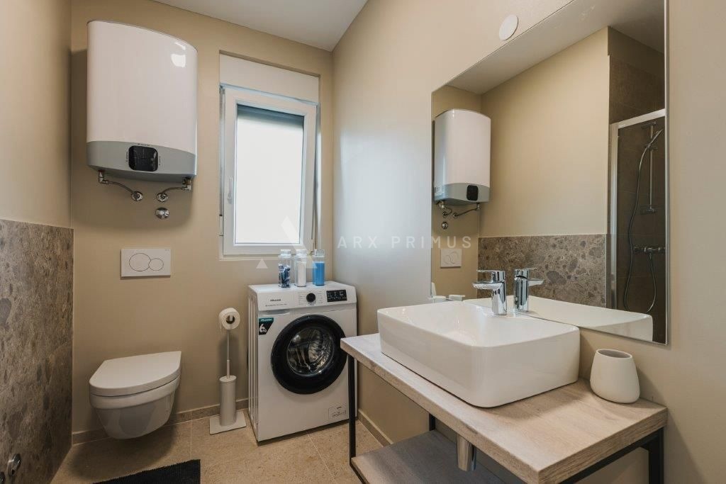 Kuća sa 3 stana i bazenom, Čepljani