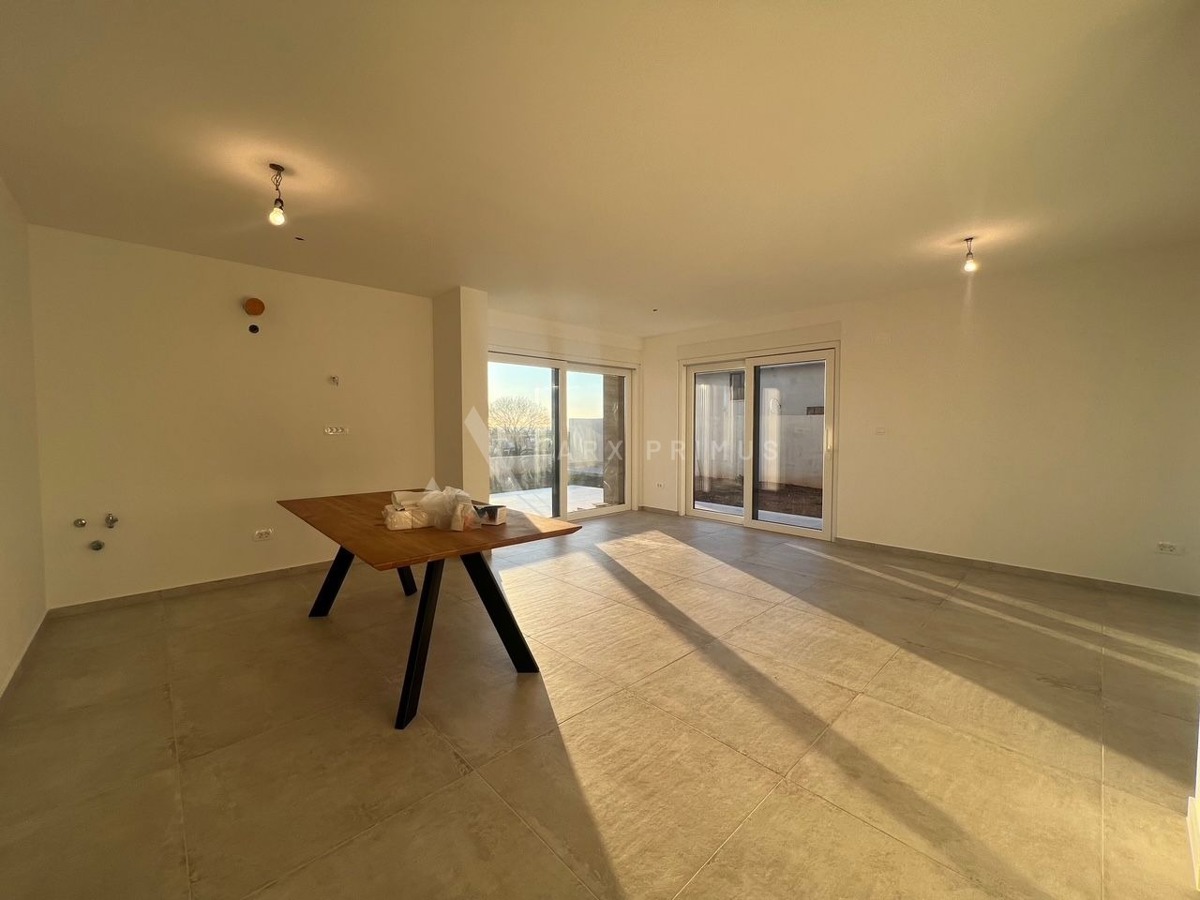 Veliki prizemni stan na top lokaciji, Zambratija, Umag