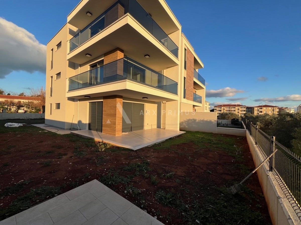 Veliki prizemni stan na top lokaciji, Zambratija, Umag