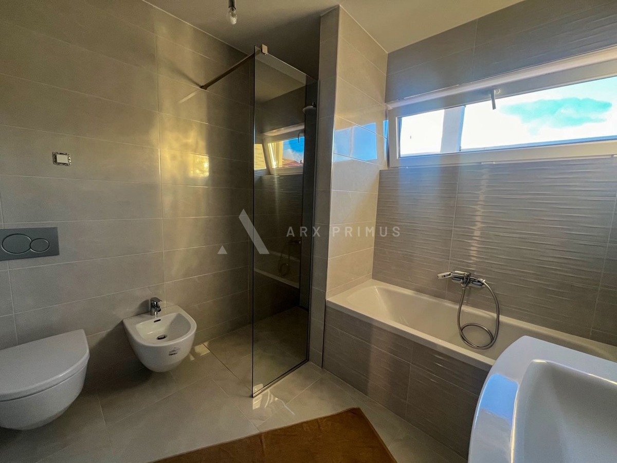 Veliki prizemni stan na top lokaciji, Zambratija, Umag