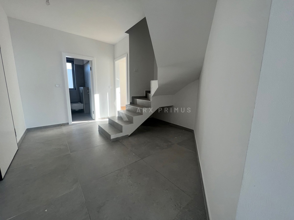 Veliki dvoetažni stan s pogledom na more, Zambratija, Umag