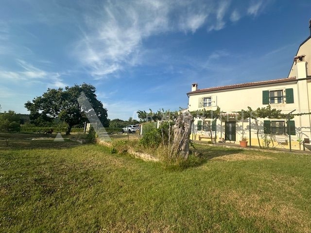 Una bellissima proprietà con vista su Umago e sul mare