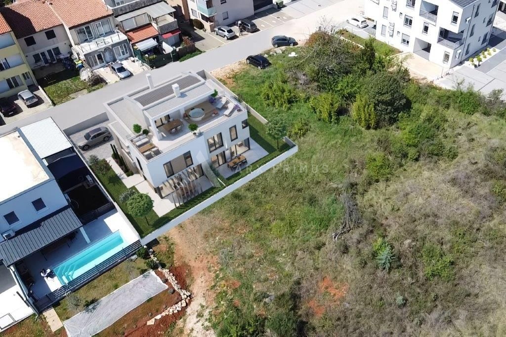 Dvoetažni stan s velikom krovnom terasom, Umag, Zambratija