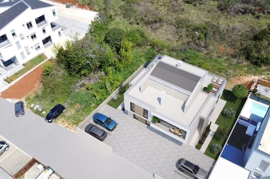 Dvoetažni stan s velikom krovnom terasom, Umag, Zambratija