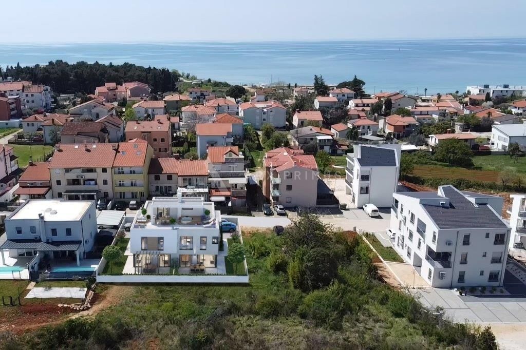 Dvoetažni stan s velikom krovnom terasom, Umag, Zambratija