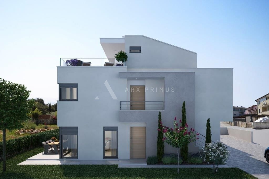 Dvoetažni stan s velikom krovnom terasom, Umag, Zambratija