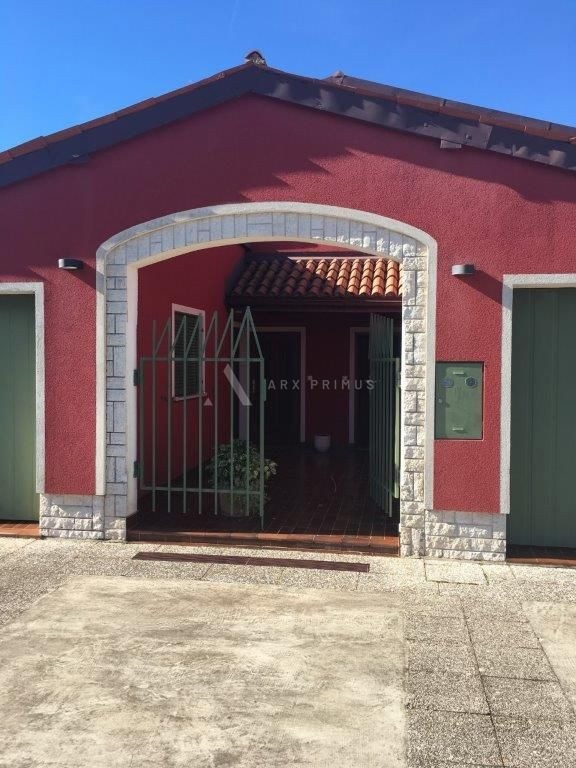 Kuća na super lokaciji u Zambratiji